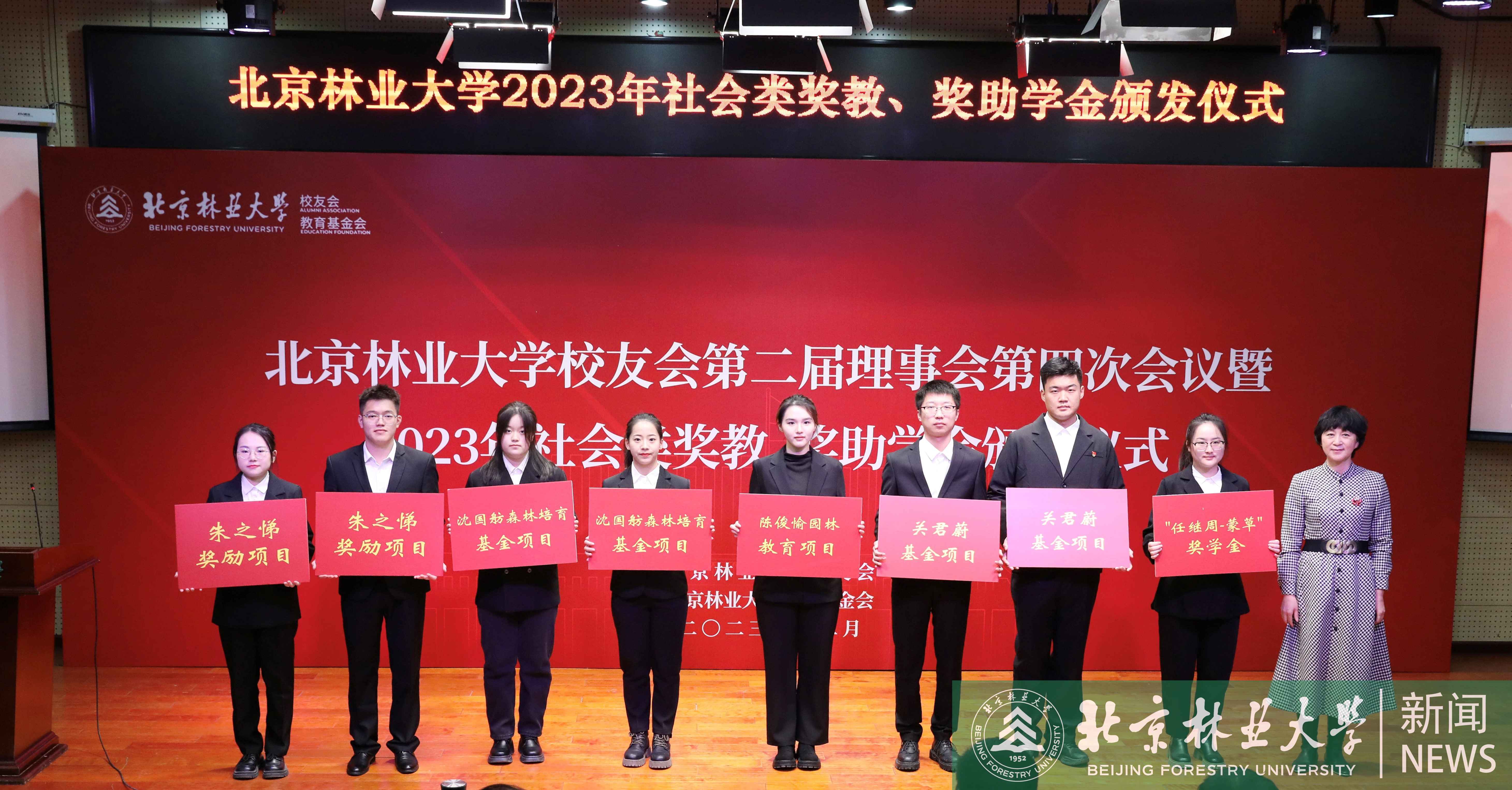 07 孫書記為獲獎學生代表頒獎.jpg